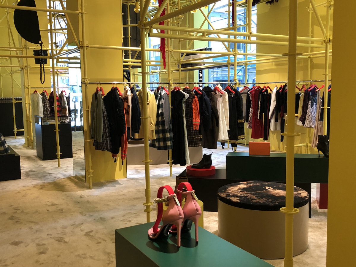 TSuMisura's tweet photo. #Red. A bold and strong color to represent the @CalvinKlein modernity. This is the new concept of the creative director Raf Simons for the Madison Av. boutique in New York. #ToscaniniOfficial #ToscaniniFashion #CalvinKlein #RafSimons #NewYork #hangers #Fashion #hangers #visual https://t.co/R1OKqPsMxQ