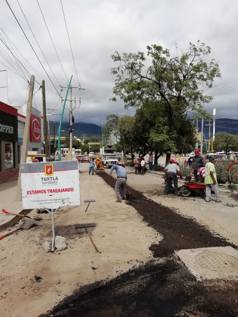 CarlosMoralesV_'s tweet photo. Personal de Obras Públicas Municipales realiza bacheo en el crucero del Boulevard Angel Albino corzo y Andrés Serra Rojas, tomen sus precauciones. #FelizMiércoles #TuxtlaCiudadDigna https://t.co/GJNMVR1Zbc