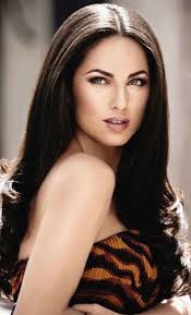 لا أعلم لماذا ؟ لكن قلبي بات مرهقًا من العناقات جدًّا ...
عناقات الأرواح التي لاتُحضِر أجسادها معها أبدًا ...