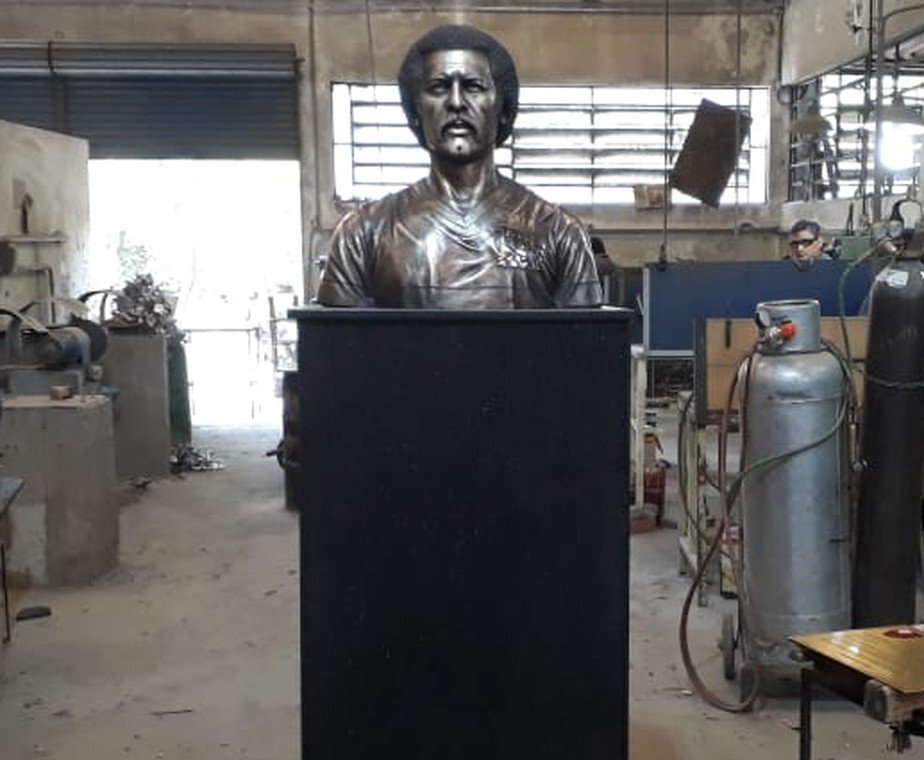 PoetaTulio's tweet photo. Trabalho totalmente em prol do @Flamengo que já arrecadou mais de R$ 1 milhão e que tenho honra em fazer parte. Justa homenagem ao Maestro do @FlamengoDaNacao. O busto ficará no CT. https://t.co/Is48MM59TF