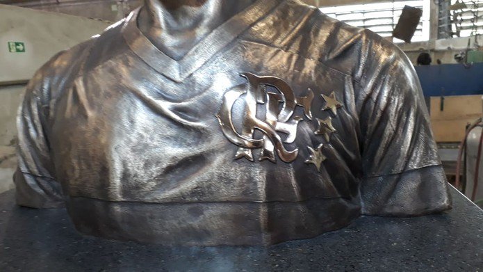 PoetaTulio's tweet photo. Trabalho totalmente em prol do @Flamengo que já arrecadou mais de R$ 1 milhão e que tenho honra em fazer parte. Justa homenagem ao Maestro do @FlamengoDaNacao. O busto ficará no CT. https://t.co/Is48MM59TF
