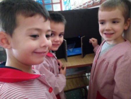 LiceoHispano's tweet photo. Los alumnos de 4º de Tecnología han realizado dinámicas para aprender la evolución de la Tecnología a lo largo de las diferentes épocas de la Historia...https://t.co/A0qfpBcU36 Han querido tener como compañeros de sus talleres a los alumnos de 4º de Ed. Infantil. https://t.co/pLzZjOzVqO