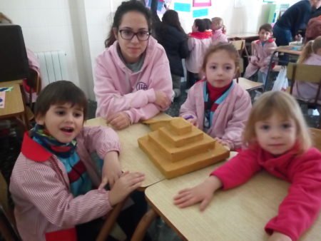 LiceoHispano's tweet photo. Los alumnos de 4º de Tecnología han realizado dinámicas para aprender la evolución de la Tecnología a lo largo de las diferentes épocas de la Historia...https://t.co/A0qfpBcU36 Han querido tener como compañeros de sus talleres a los alumnos de 4º de Ed. Infantil. https://t.co/pLzZjOzVqO