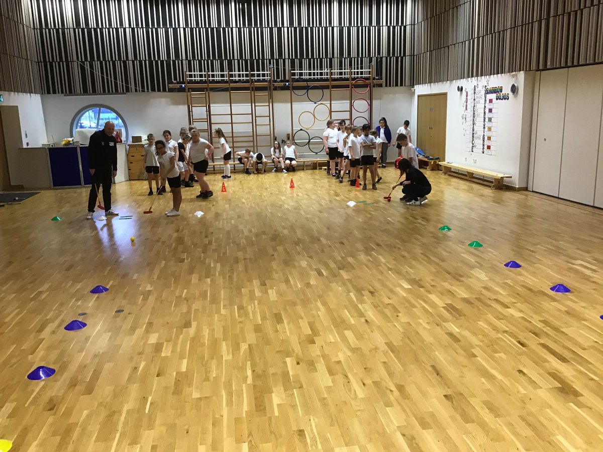 Y5Jesmond's tweet photo. @Y5Jesmond @Y6Jesmond Had a fun-filled P.E lesson
‘TRI-ing out’😉TRI GOLF with our very special visitor, @stormygraeme this afternoon. Excellent session with all the children ‘PUT-ing’ their all in to the activities. ⛳️🏌️‍♀️🏌️‍♂️@GolfRootsHQ @EnglandGolf @EuropeanTour https://t.co/bs1YCe4biW