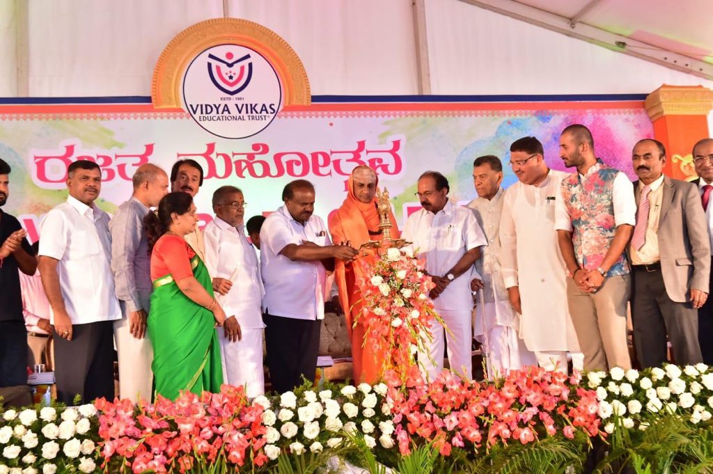 DrVeerappaMoily's tweet photo. Participated in Silver Jubilee Celebrations of Vidya Vikas College in Mysore along with @CMofKarnataka Shri.@hd_kumaraswamy, Shri. @TanveerSaitINC &amp; others, also inaugurated the Silver Jubilee Auditorium. https://t.co/PlKPvmqiEt