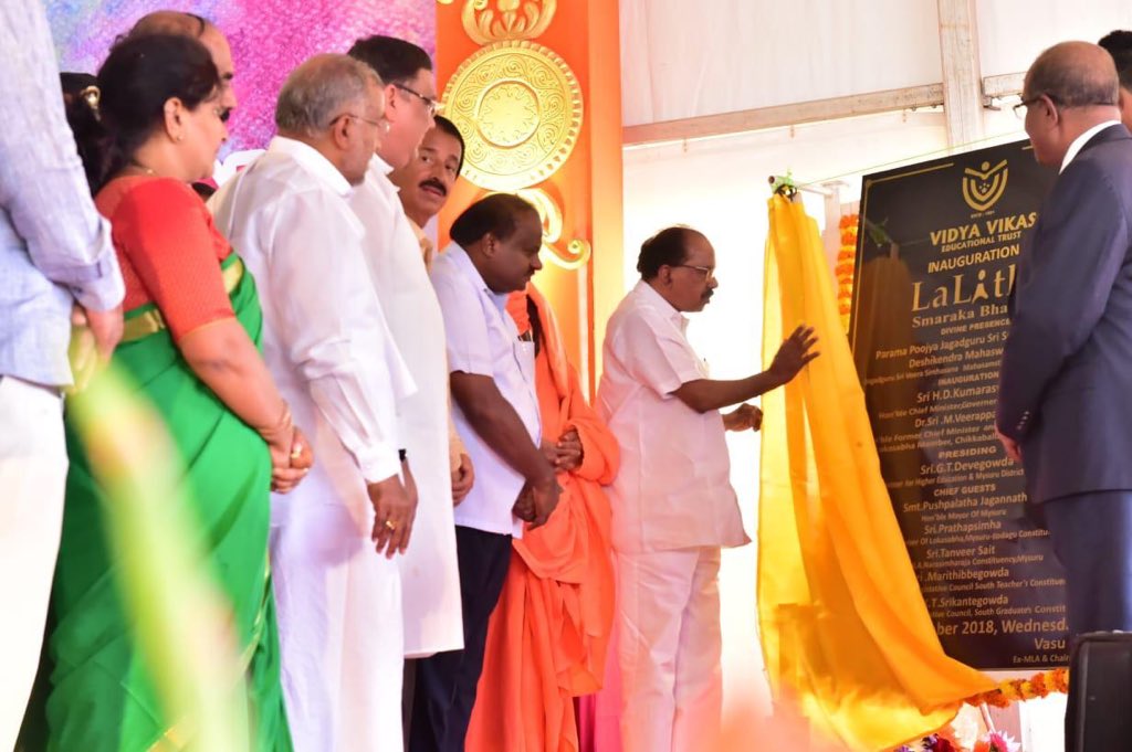 DrVeerappaMoily's tweet photo. Participated in Silver Jubilee Celebrations of Vidya Vikas College in Mysore along with @CMofKarnataka Shri.@hd_kumaraswamy, Shri. @TanveerSaitINC &amp; others, also inaugurated the Silver Jubilee Auditorium. https://t.co/PlKPvmqiEt