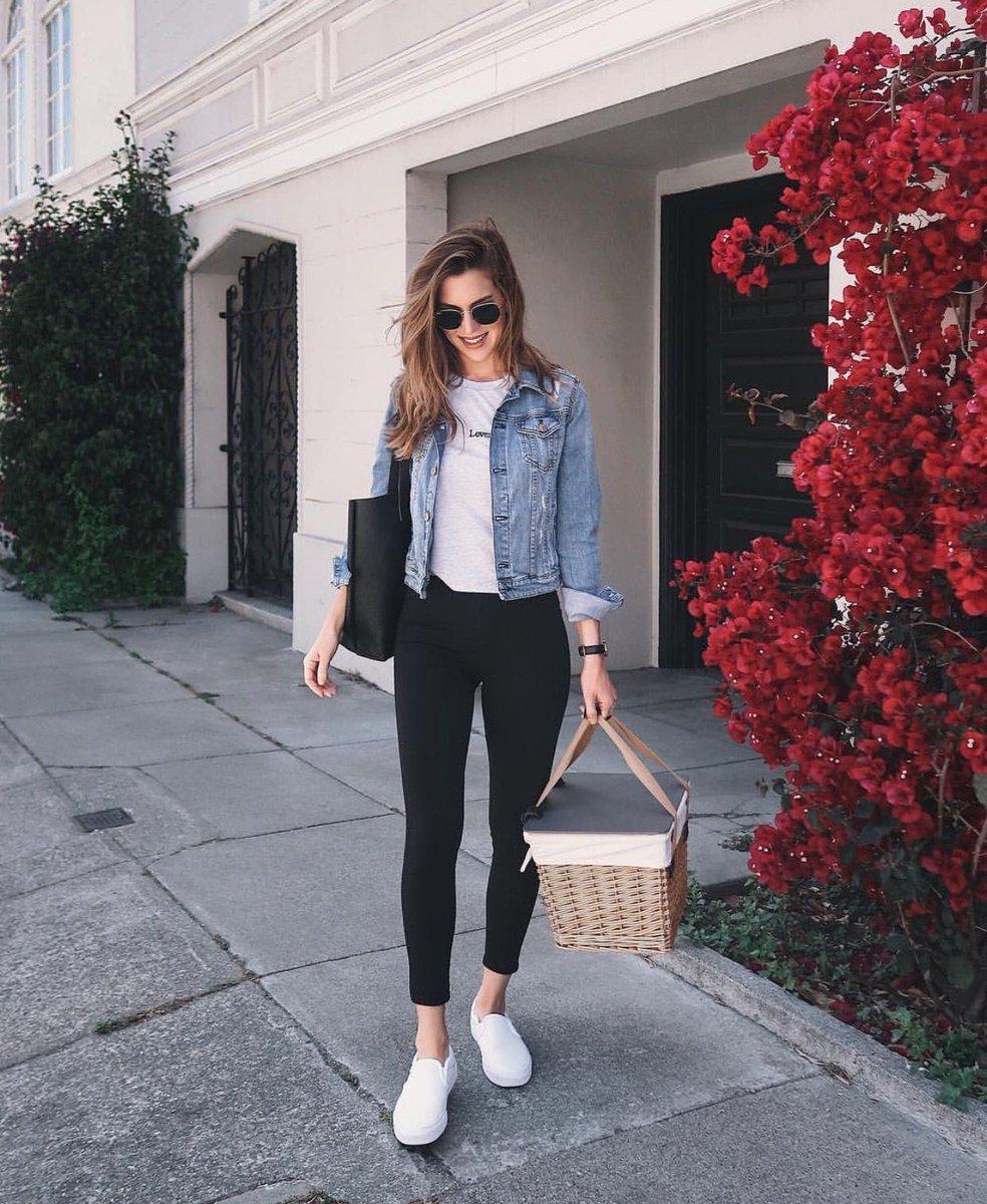 TiZKKA's tweet photo. La chaqueta denim es una prenda básica y muy chic 😻 Atrévete a combinarla con cualquier textura o color 💙 ✨ Descarga TiZKKA https://t.co/dLPkZavIAh  #Tizkka #FelizMiércoles #moda https://t.co/zu3Ic2YHkP