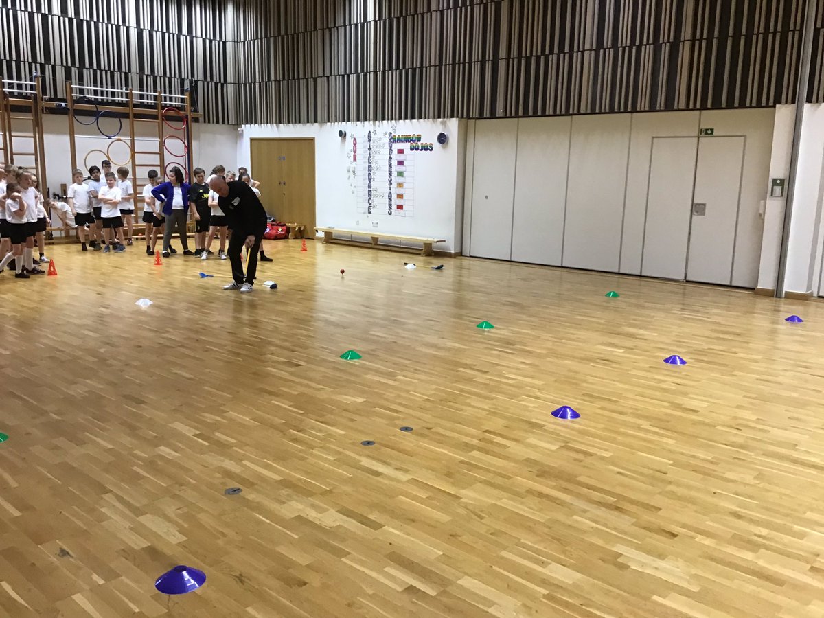 Y5Jesmond's tweet photo. @Y5Jesmond @Y6Jesmond Had a fun-filled P.E lesson
‘TRI-ing out’😉TRI GOLF with our very special visitor, @stormygraeme this afternoon. Excellent session with all the children ‘PUT-ing’ their all in to the activities. ⛳️🏌️‍♀️🏌️‍♂️@GolfRootsHQ @EnglandGolf @EuropeanTour https://t.co/ulE2X2irHu