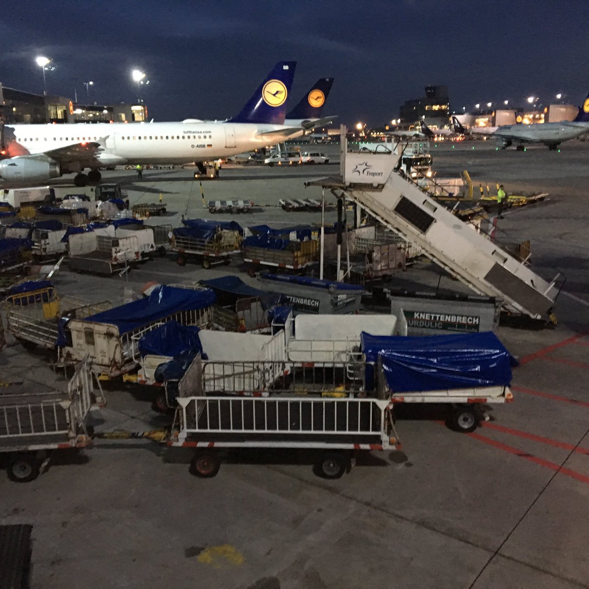 Abendliches Stillleben am Frankfurter Flughafen. #flughafen #frankfurt <a href="/FraportAG/">Fraport AG</a> Time to fly! 🛫
