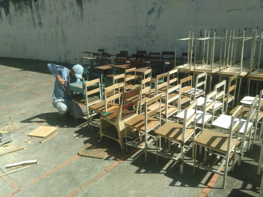 Rigomos's tweet photo. Proceso de recuperación de mesas-sillas en la U.E. Juan Bautista Dalla Costa con MTP Personal del CFS Samuel Robinsón.
#IncesRecuperaMiEscuela https://t.co/6fz8AdgDdu