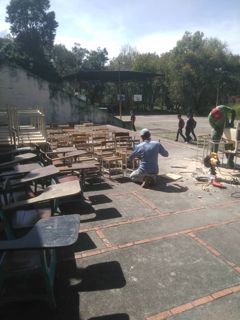 Rigomos's tweet photo. Proceso de recuperación de mesas-sillas en la U.E. Juan Bautista Dalla Costa con MTP Personal del CFS Samuel Robinsón.
#IncesRecuperaMiEscuela https://t.co/6fz8AdgDdu