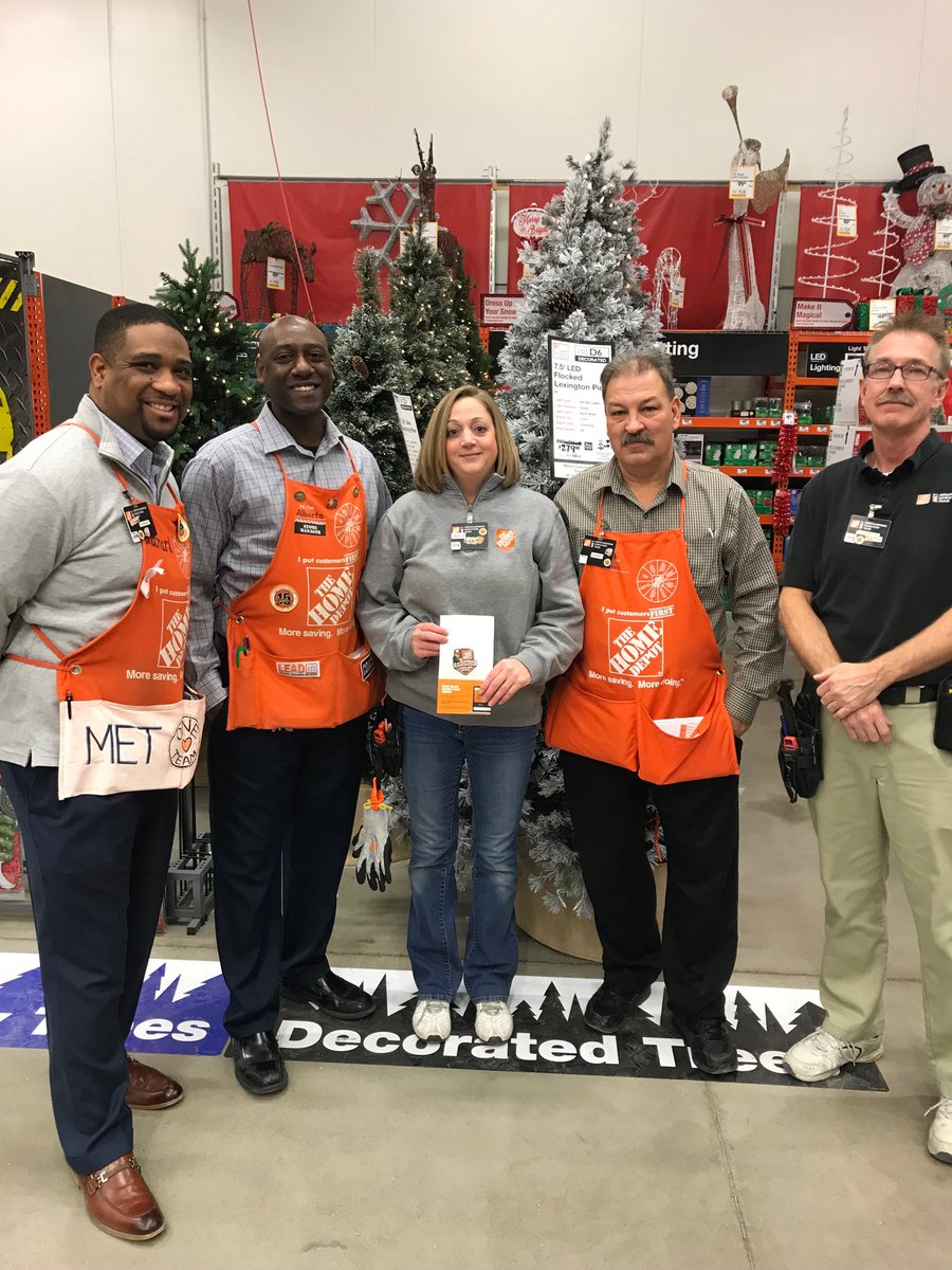 tsunami245's tweet photo. MEA Jocelyn Smith at 3848 receiving her 4th Bronze Milestone Award. Congrats Jocelyn and thank you for all you do https://t.co/rDXMpr4dTO
