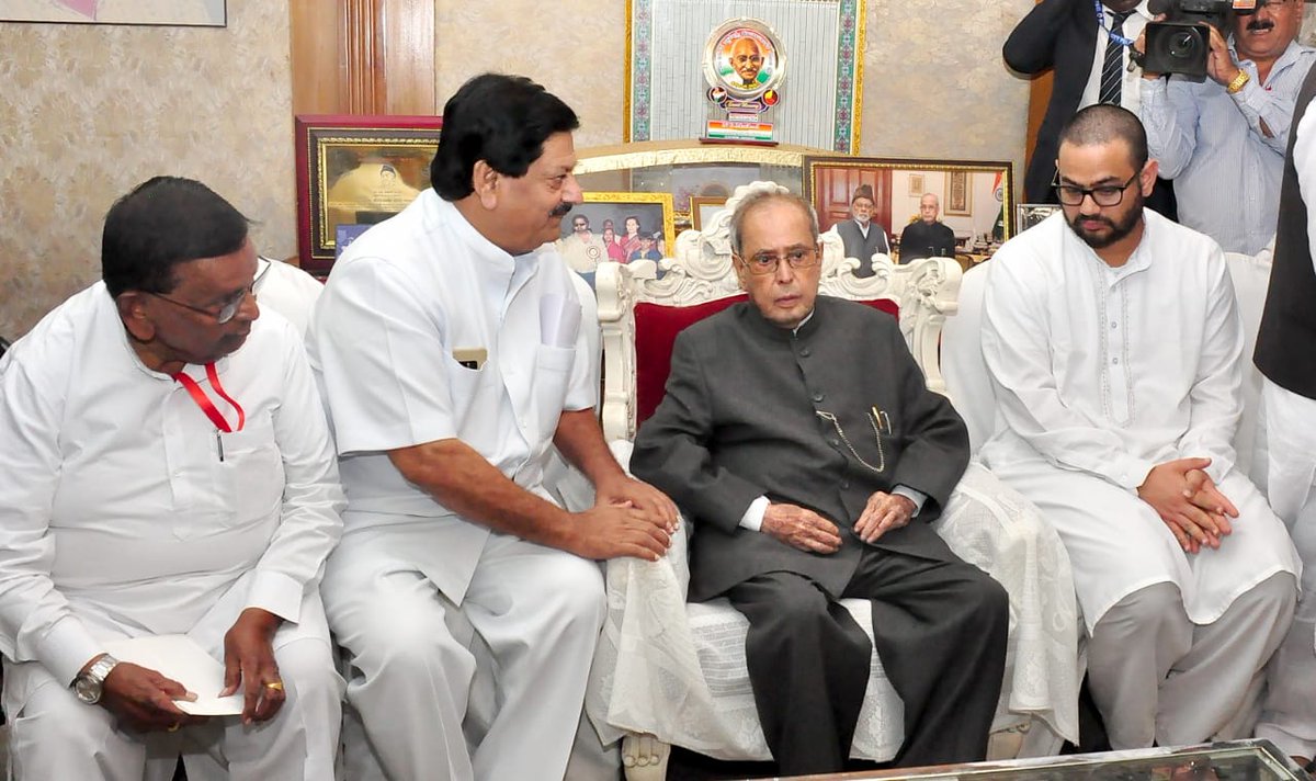 INCKarnataka's tweet photo. ಮಾಜಿ ರಾಷ್ಟ್ರಪತಿ ಶ್ರೀ ಪ್ರಣಬ್ ಮುಖರ್ಜಿಯವರು ಇಂದು ಕೇಂದ್ರದ ಮಾಜಿ ಸಚಿವ ದಿವಂಗತ ಜಾಫರ್ ಷರೀಫ್ ಅವರ ಮನೆಗೆ ಭೇಟಿ ನೀಡಿ ಕುಟುಂಬದವರಿಗೆ ಸಾಂತ್ವನ ಹೇಳಿದರು. https://t.co/UWtNZQCDXD