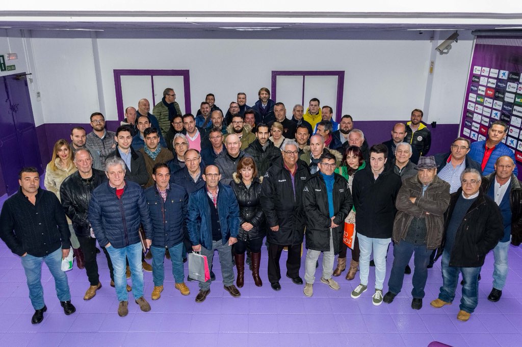 Foto de familia con los 26 clubes participantes en el convenio de fútbol base (Foto: RV).