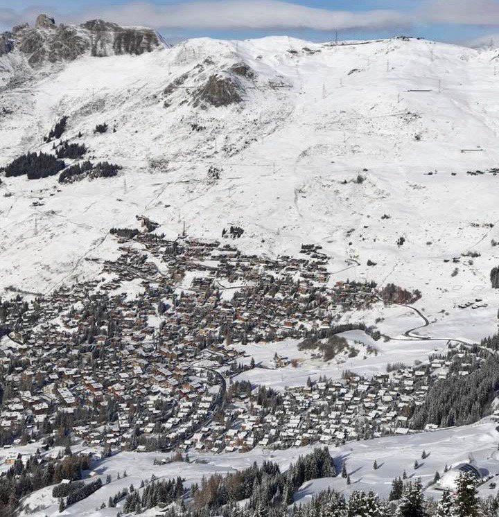 SkiVerbierExclu's tweet photo. RT @planetski: Looking good in #Verbier today as front face of #Savoleyres is covered with snow down to resort level. Read more about #snow and #skiresortsopening here: https://t.co/cMraKkTeZf @verbier4Vallees https://t.co/evZ0lQ9kn3
