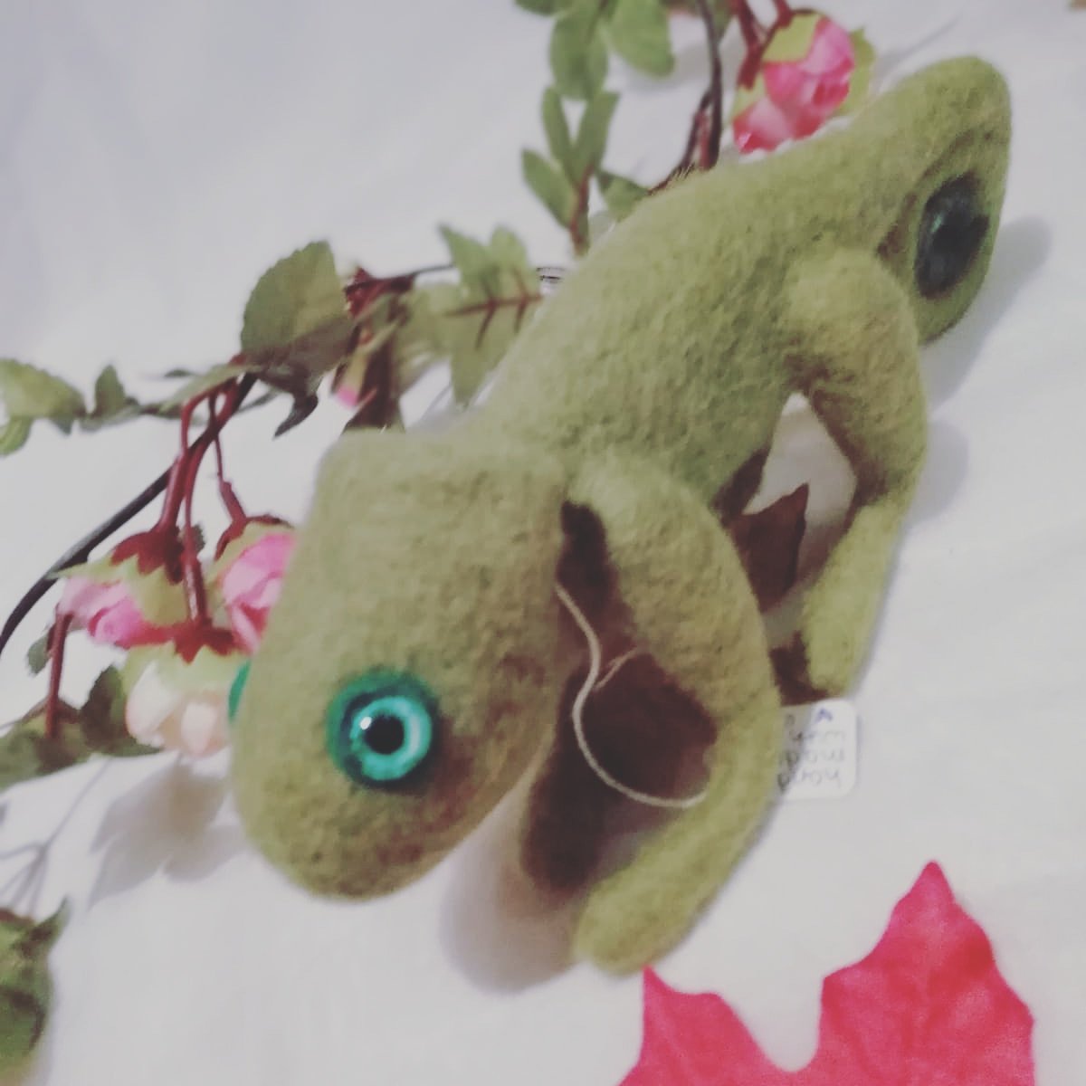 I've one space left before I close my books for christmas. Please pm if you'd like a commissioned piece for that special person. #needlefelted #chameleon. #OOAK #woolsculpture #thoughtfulgift #mixedmedia #uniquegifts #ChristmasIsComing