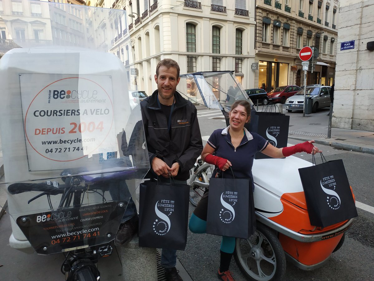 BecycleLyon's tweet photo. Livraison en @MyPresquile des guides @FeteLumieres par Anthony et Céline 🚲
#DernierKM #0CO2 #0bruit #solutionvelo #triporteur #becycleTeam #fetedeslumieres #coursierVélo #coursierLyon #Lyon2 #presquile https://t.co/DGGdAP7lkO