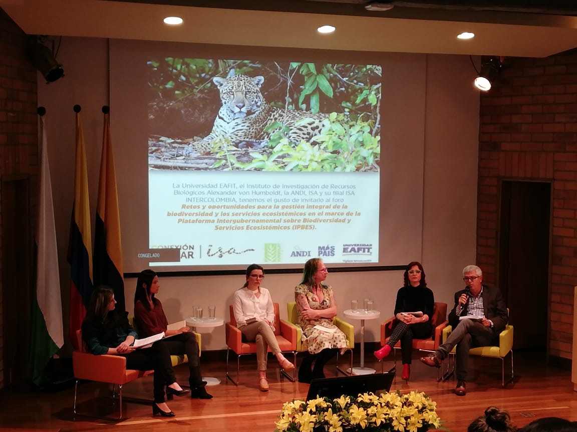 EAFIT's tweet photo. #AEstaHora en EAFIT comienza el segundo panel del foro con la participación de Ana Maria Gómez, Dora María Moncada, María Isabel Gómez, Diana Morales y Diego González, moderado por @Brigittelgb #IPBES6 @inst_humboldt @ISAConexiones @IPBES https://t.co/o13XvJk9hl