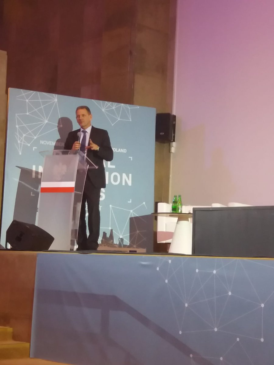I4MS_Europe's tweet photo. Max lemke, together with director Jan Staniลkon, suming up in the #closingremarks stated that the next challenge to be addresed is to developed #bussinesmodels for #crossborder collaboration to absorb all the innovative potential.
#DIH2018 #digitaliseEU @DigIndEU @DSMeu https://t.co/Fv825YNhSj