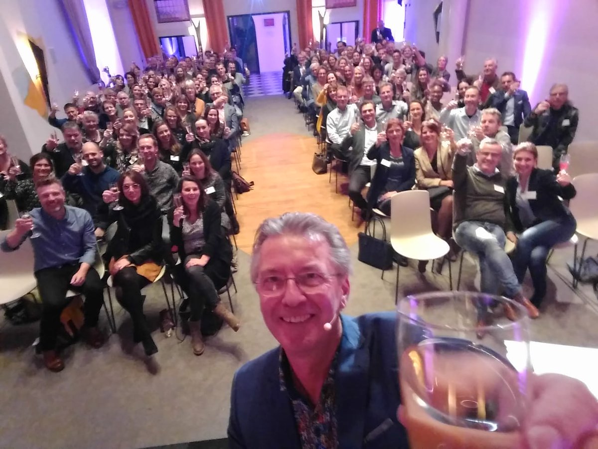 CCEnl's tweet image. Terugkijken op vier jaar proeftuinen meerzorg. Deelnemers vertellen over resultaten en wisselen ervaringen uit. Mooie bijeenkomst in Amersfoort en toast op de toekomst #meerzorg #proeftuin