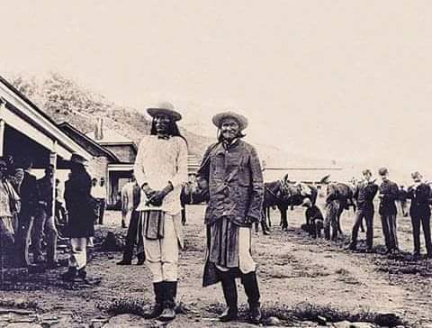 Diana02305858's tweet image. #Naiche con #Geronimo , della  Nazione #Apache , prigionieri a #Fort #Bowie