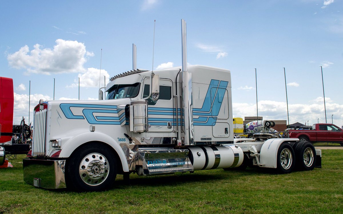 SinCityStainles's tweet image. This stunning #KDub is stacked with stainless 😏🤤 Such a good lookin’ rig! @KenworthTruckCo