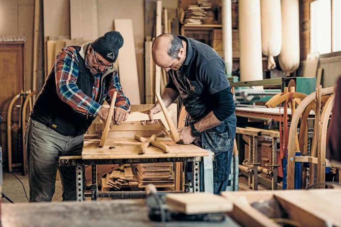 MySwitzerland_i's tweet photo. Innamorati delle tradizioni 😍 A #LesDiablerets la famiglia Morerod produce #slitte uniche, fatte a mano per discese indimenticabili! https://t.co/bpOSJAtywc #Svizzera #StorieInvernali #slittini https://t.co/fMkkkKFQ3X