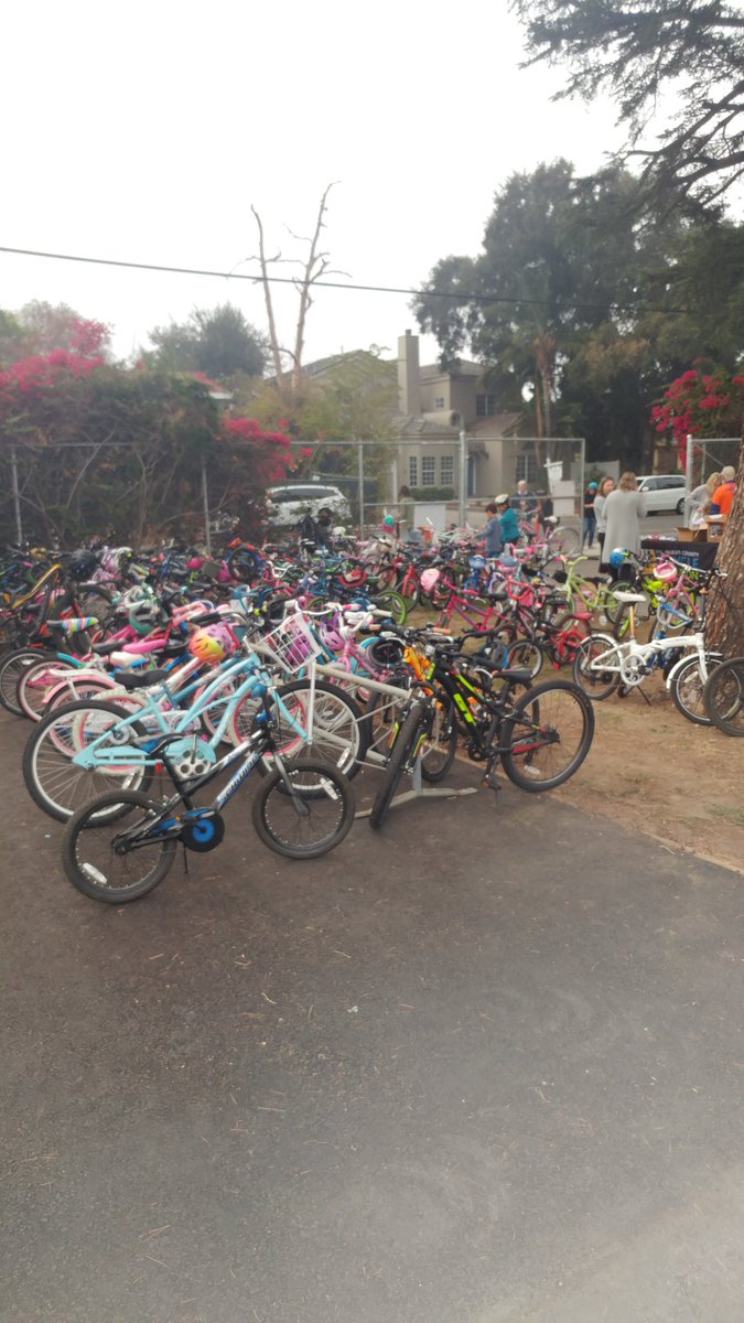 heybikela's tweet photo. Big showing for Bike to School Day at #ColfaxElementary. Kids love riding to school @LASchools. Thanks to @clifbar for all the cool swag and bars!
@ScottAtLAUSD @SafeRoutesCA @SafeRoutesNow https://t.co/DU2kpHkJas