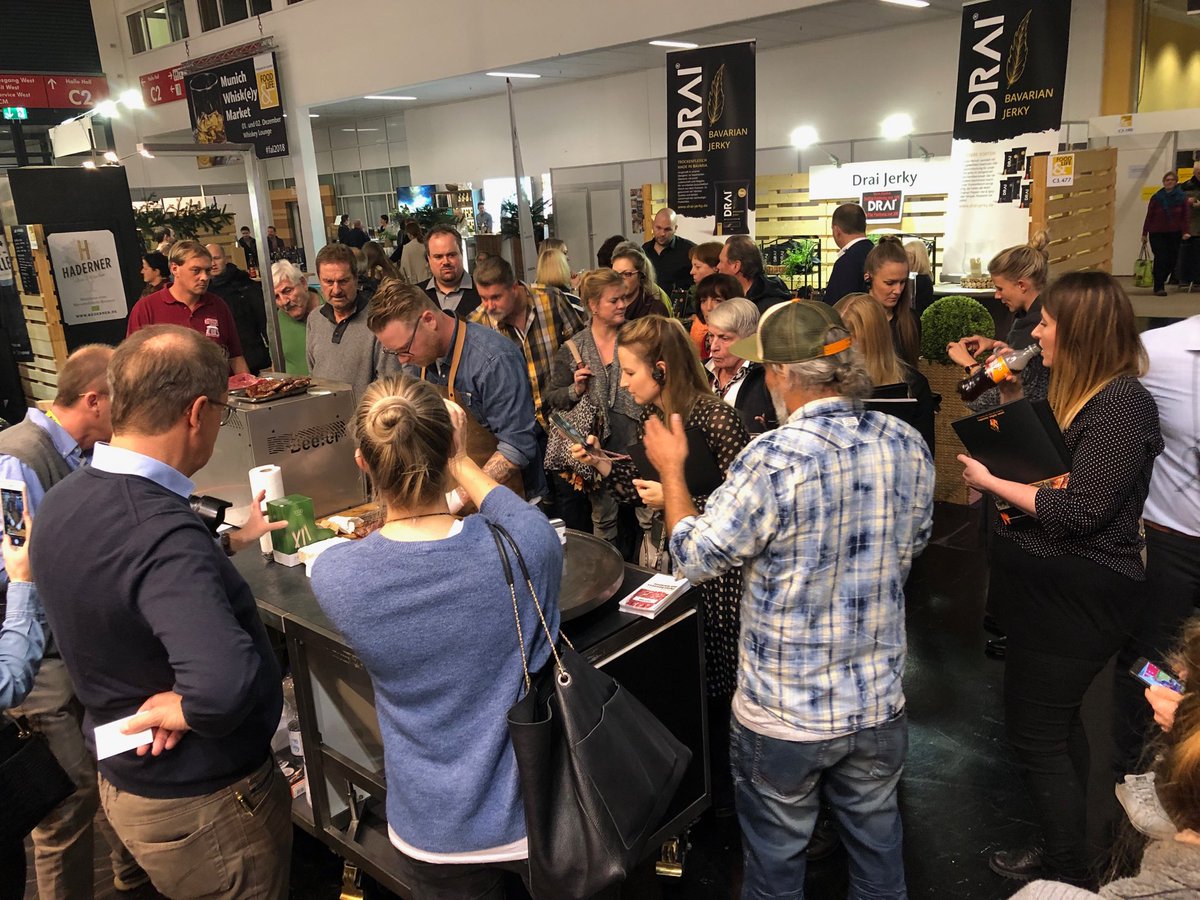 patrik_hof's tweet photo. Schön, dass so viele Food-Blogger unserer Einladung heutabend gefolgt sind...da ja schließlich das 👁 mitisst, bin ich schon auf Eure kulinarischen Instastories, Posts, Fotos usw. unter #fal2018 gespannt. #messe https://t.co/37jH4PePG5