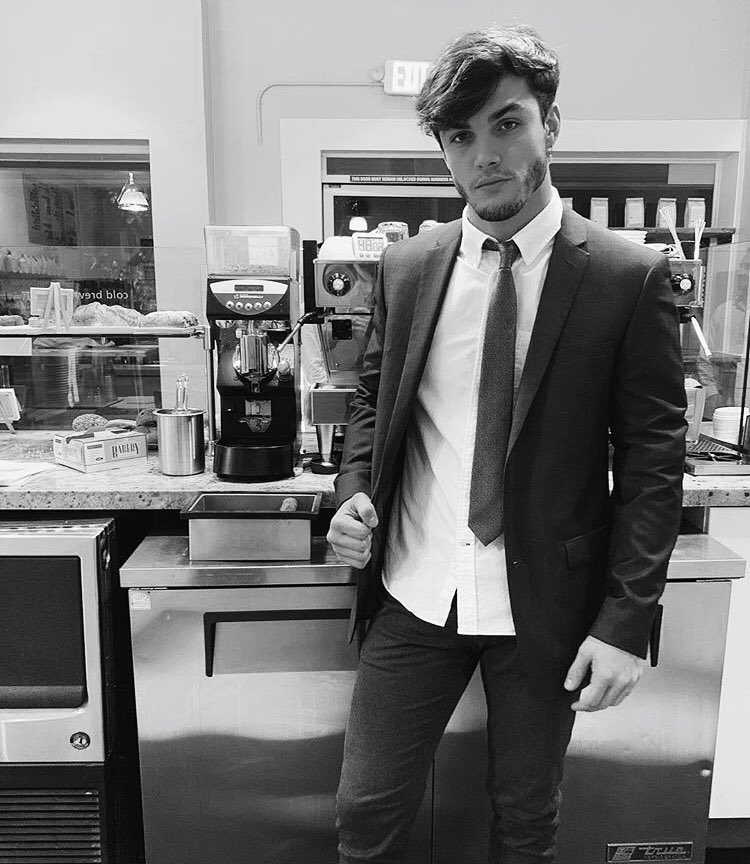 dolanbiebsx's tweet photo. What if your barista looked like this? ..... I’d be getting coffee everyday. 😍🤤☕️ https://t.co/u59ebS5yHa
