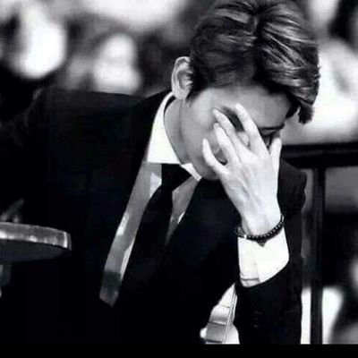 لأنني لن أحتمل يوماً أن يبهت حبّك لي،
اخترت الانسحاب ..
لأنني لا أصلح إلاّ لدور البطولة، ولا أعرف
اللعب مع أخريات على مسرح حياتك،
اخترت الانسحاب..
لأنني لست بارعا بالكذب على نفسي ساعة ألمس تغييراً منك، 
اخترت الانسحاب..
#تنهيدة_أخيرة
#ذكريات_عاشق