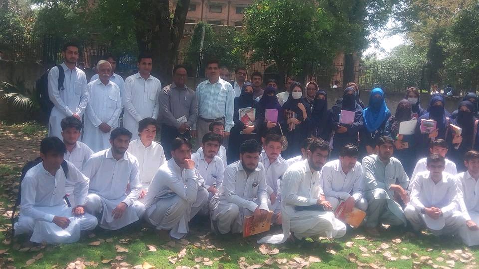 Sarkarrrs's tweet image. #Islamia mai #PakStudy walon ka wahi maqam hai jo khandan mai sab se chote bache ka hota 😂😜