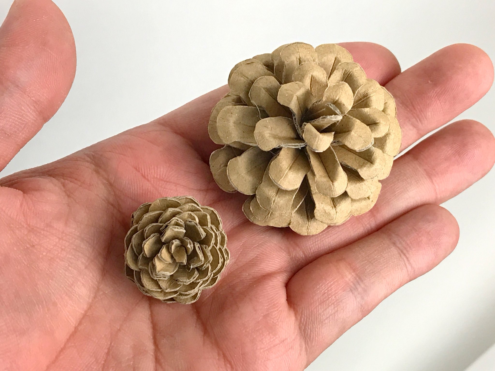 オダカマサキ オドンガー大佐 ダンボールで小さい 密度の高いマツボックリを作ってた 小さいと切るのも曲げるのも貼るのも 中々上手く行かなくて一苦労 このくらいの密度だと 影が落ちて黒っぽく見えて良い さて作り方は分かったが これ何個居るん