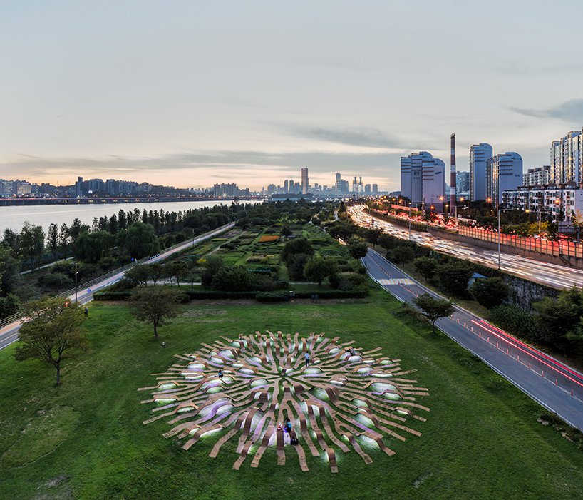 artichoketrust's tweet photo. Architect Yong Ju Lee has created a light-up #RootBench in #Seoul 's Hanging Park using a computer algorithm to make sprawling branches designed for people to sit, lie or lean in the middle of the city. #PublicFurniture #PublicArt  :https://t.co/qMiOCbx8rQ 🌳 https://t.co/baMCQHktWJ