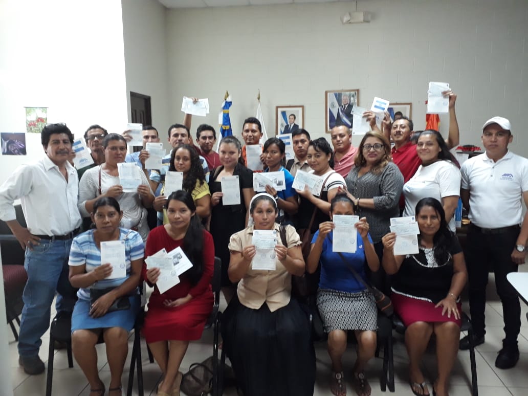 Gobernadora Prof. Gricia Emerita Hernández junto a @FONAVIPO entregaron certificados a 20 familias beneficiadas para la construcción de sus viviendas  en los municipios de Conchagua y Yayantique