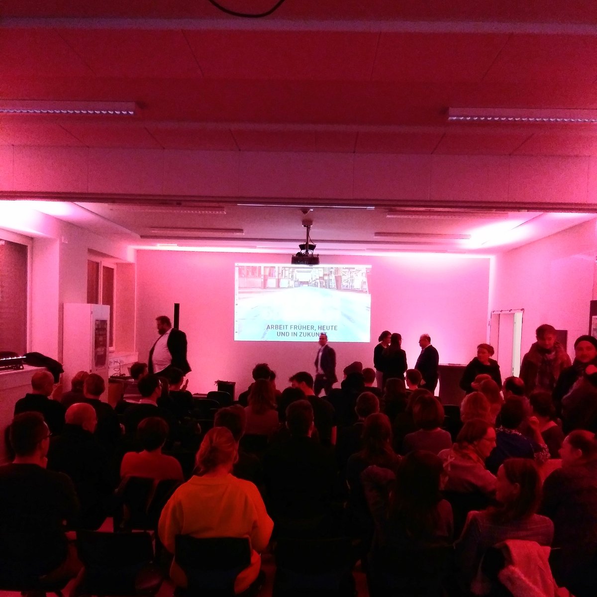 Auch der Vortragsraum beginnt sich langsam zu füllen.

#ArbeitsweltenDerZukunft #Arbeitszukunft #Wissenschaftsjahr2018 #wissenschaftsjahr