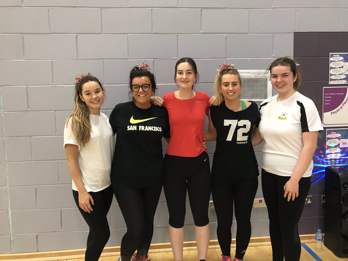 HolyCross_PE's tweet photo. What a night tonight at Festive Netball. Lots of tinsel and Christmas tunes!! Well done to the tinsel teachers on their win. 🎄❄️⛄️🎅🏼 #festivenetball https://t.co/gMnOZWZfvA