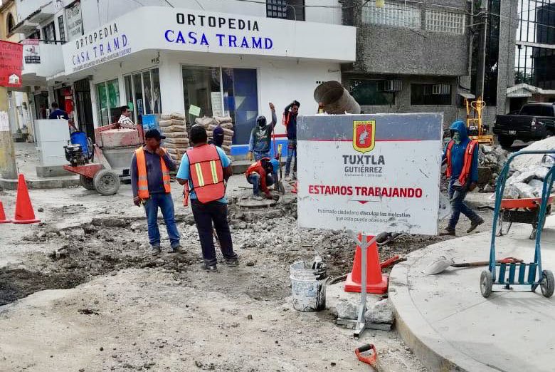 TuxtlaCapital's tweet photo. 🚧Tome precaución ante el cierre de circulación sobre Blvd. Andres Serra Rojas de Diana Cazadora hacia 9a Sur por trabajos de bacheo que realiza la Secretaría de Obras Públicas.

#TuxtlaCiudadDigna https://t.co/wgR1D1W7k2