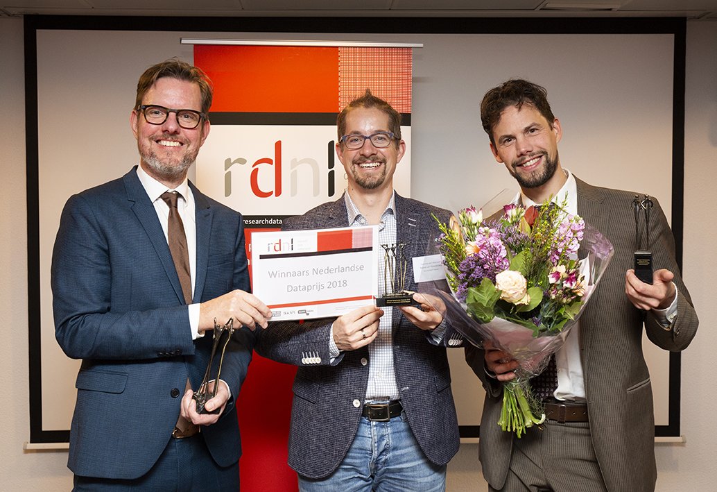 bds_lumc's tweet photo. BBMRI-Omics wins he Dutch Data Prize for bringing together large-scale molecular data to accelerate the discovery of disease mechanisms! @Stan_Gielen, chair NWO and jury, presented the prize to @LUMC_Leiden researcher Bas Heijmans. https://t.co/EEJatttU45 #Dataprijs https://t.co/ojkHHuo2Sd