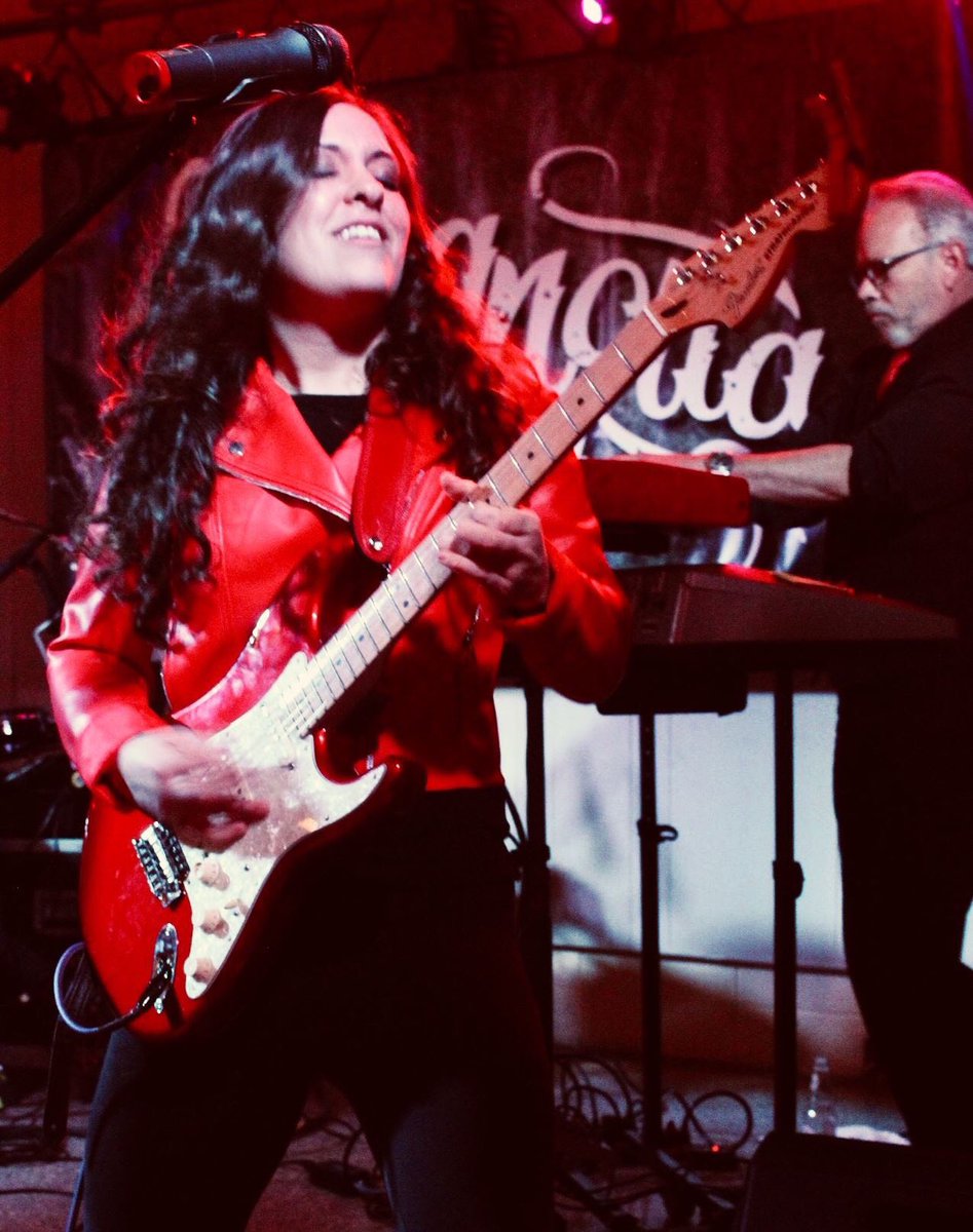 maciannmusic's tweet photo. Having a blast playing this @Fender with @TheMagnoliaSoul ! 
Next show is Jan.12th at the District Tap in Indianapolis! 

#fender #ernieball #orange #chickguitarist #rocknroll  @LMProductsUSA https://t.co/b11TpTlqYv