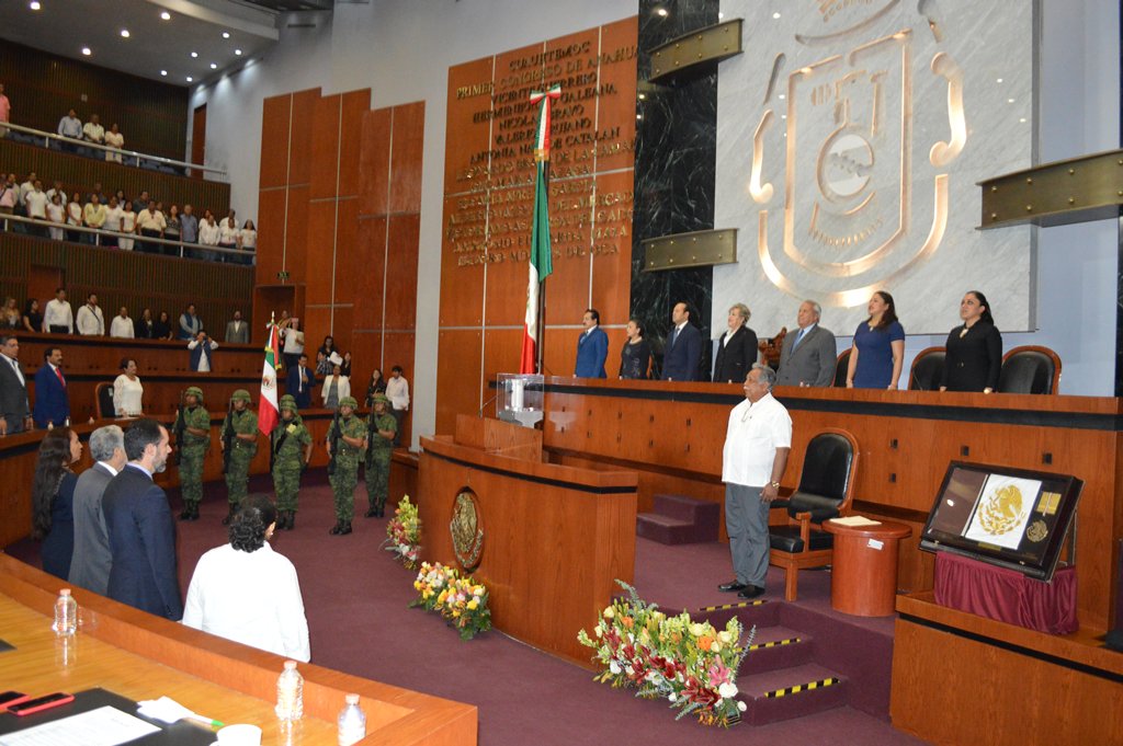 Honores a la Bandera e Interpretación del Himno Nacional, durante la Sesión Solemne para hacer entrega de la Presea “Eduardo Neri Reynoso” al C. Eloy Cisneros Guillén.