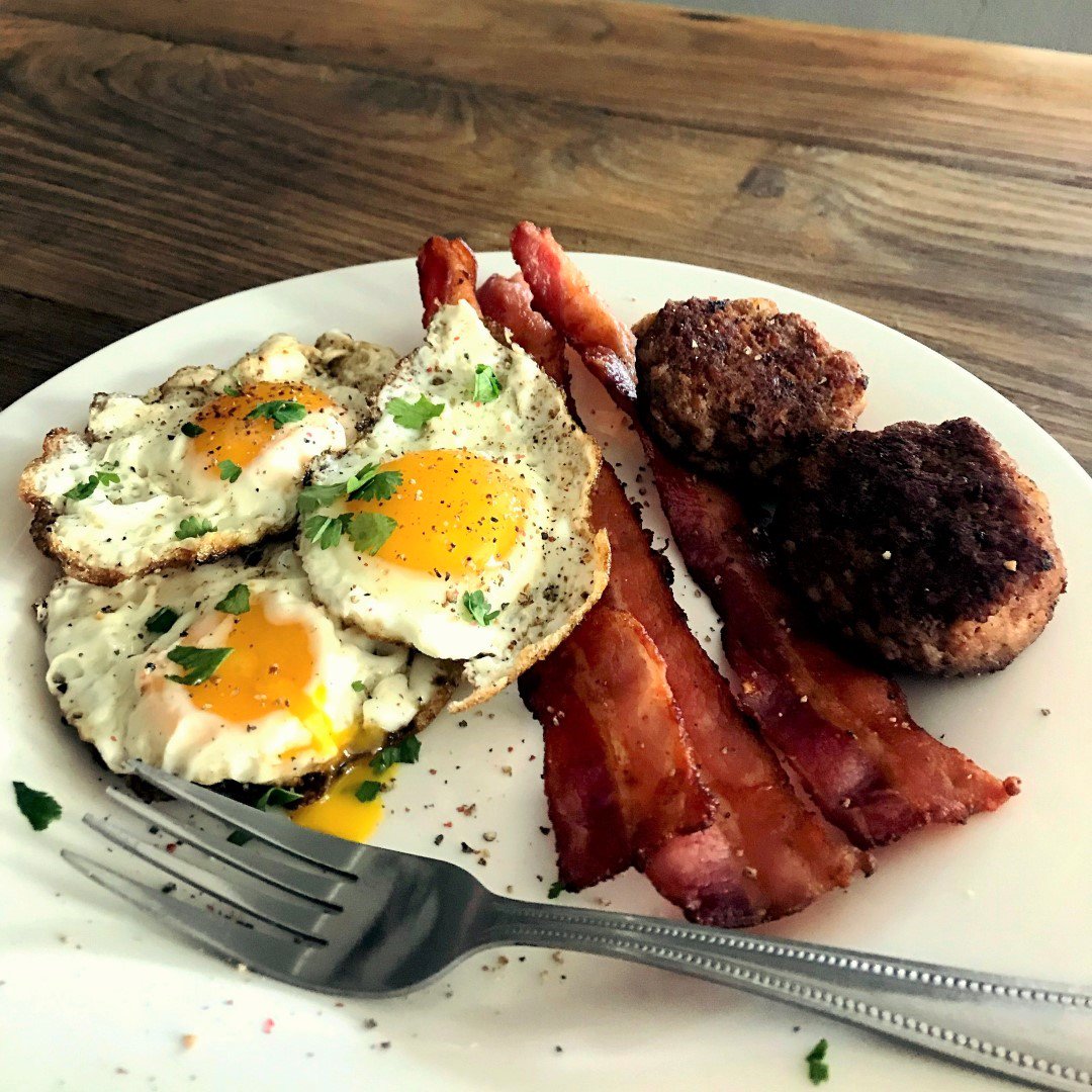 BaasPro's tweet photo. Breakfast with the sunrise... It's not waking up early if you just never go to sleep in the first place, right?  #RobsGrill @WeberGrills https://t.co/fYpSU5P32M