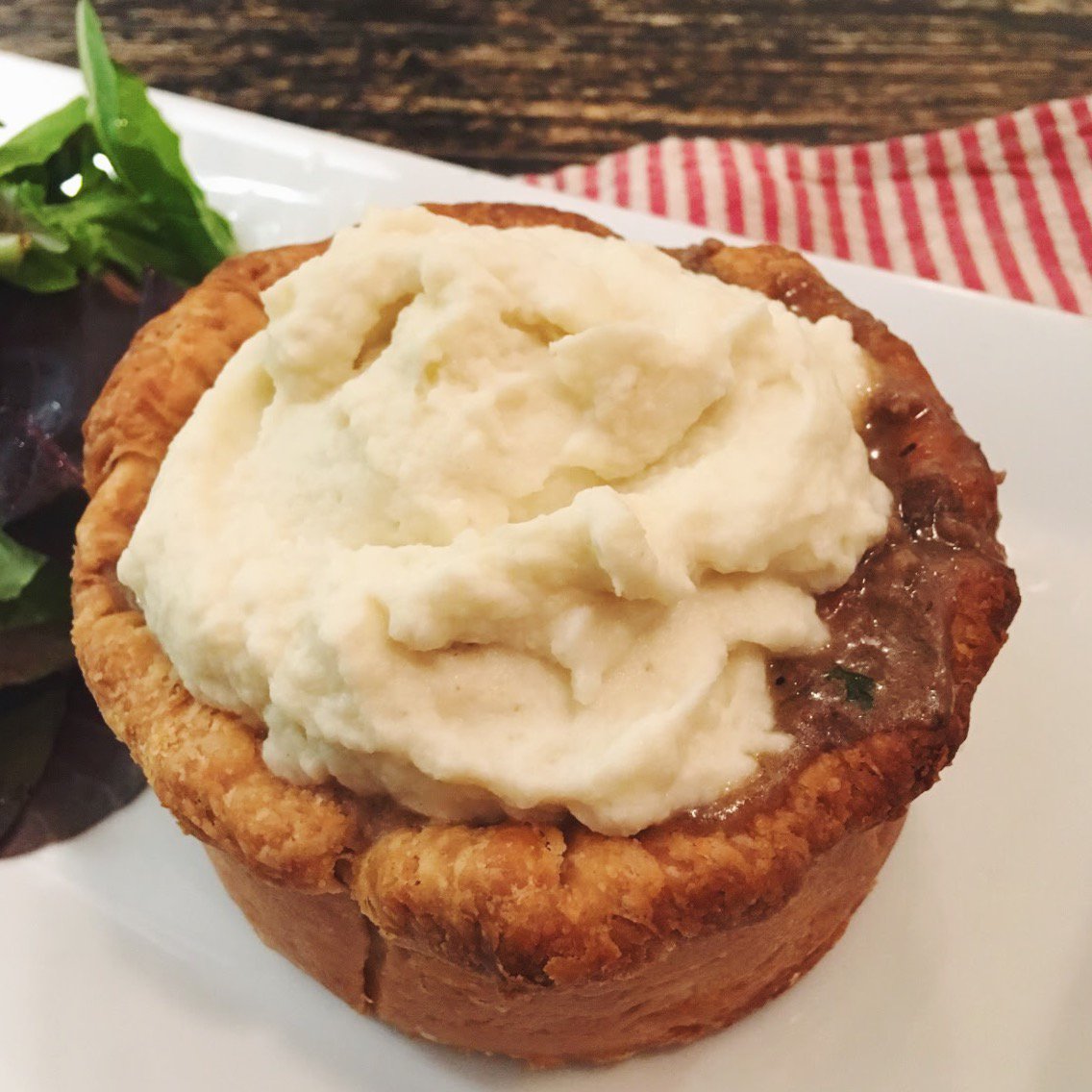 Happy #HumpDay everyone! Perfect day for a Shepherd’s Pot Pie to pair with a sweet slice and a coffee or tea for our $14 #WednesdayWarmerSpecial 

#magpieartisanpies #magpie #pie #phillyfood #ilovepie #southstreet