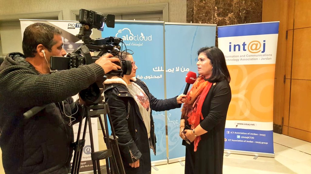 hindkhlaifat's tweet photo. سمو الأميرة سمية بنت الحسن وهي تخرج من قاعة فعالية #SHETECHS2018  اقتربت مني بلطفها وشكرتني على التواصل البصري  وهي تتحدث في جلستها..
كان لطفا وكرما من رائدة أعمال وتعليم حقيقية... 
سيدتي أنا لا أقرر عادة أن أفعل...المحتوى المدهش الذي قلتيه وحضورك الطيب لا يترك مجالا ابدا https://t.co/zz3FSvzTj3