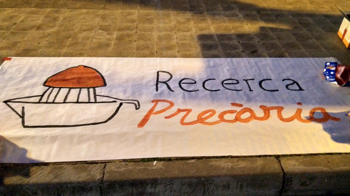 DRecerca's tweet photo. Demà manifestació unitaria!! 🕛 11:50, porta de matemàtiques, plaça universitat  📢  portarem aquesta pancarta👇🏼👇🏼 https://t.co/6i8AneXyGx