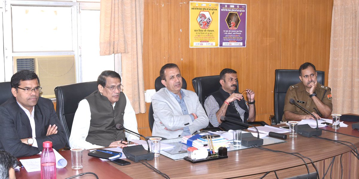 राजसमन्द में चुनावी तैयारियों की समीक्षा बैठक में ...
  राजसमन्द, 28 नवम्बर/संभागीय आयुक्त भवानीसिंह देथा एवं पुलिस महानिरीक्षक विशाल बंसल ने बुधवार को राजसमन्द जिला कलक्ट्री सभा कक्ष में विधानसभा आम चुनाव को लेकर की जा रही तैयारियों की समीक्षा की औरमहत्वपूर्ण दिशा-निर्देश दिए।