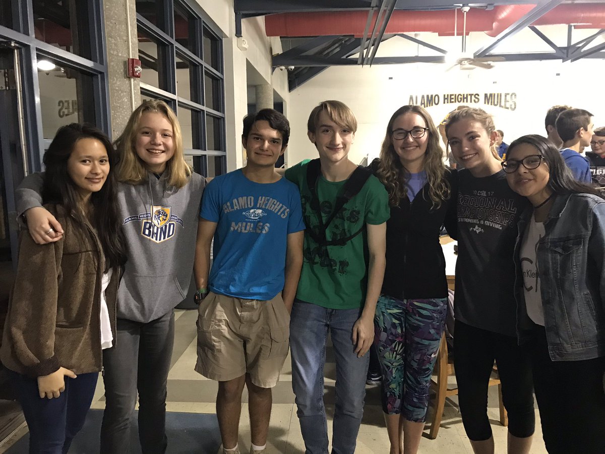 nancykb1234's tweet photo. @HeightsBand Would love to see more pics if out there- Go Band! https://t.co/5Yf2U5QtGa