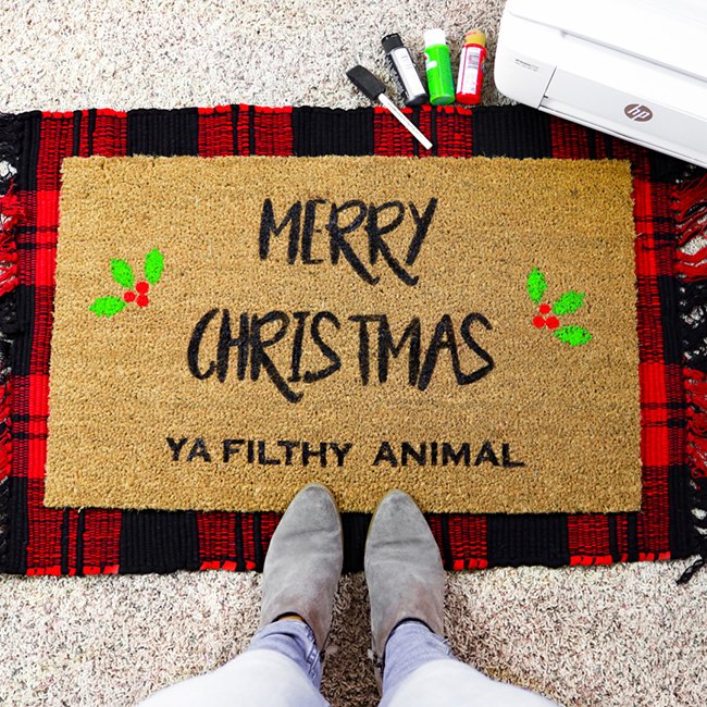Customize your front porch this season with this cute personalized doormat. Get the tutorial and #freeprintable on MyPrintly: ow.ly/agnP30mAQhE