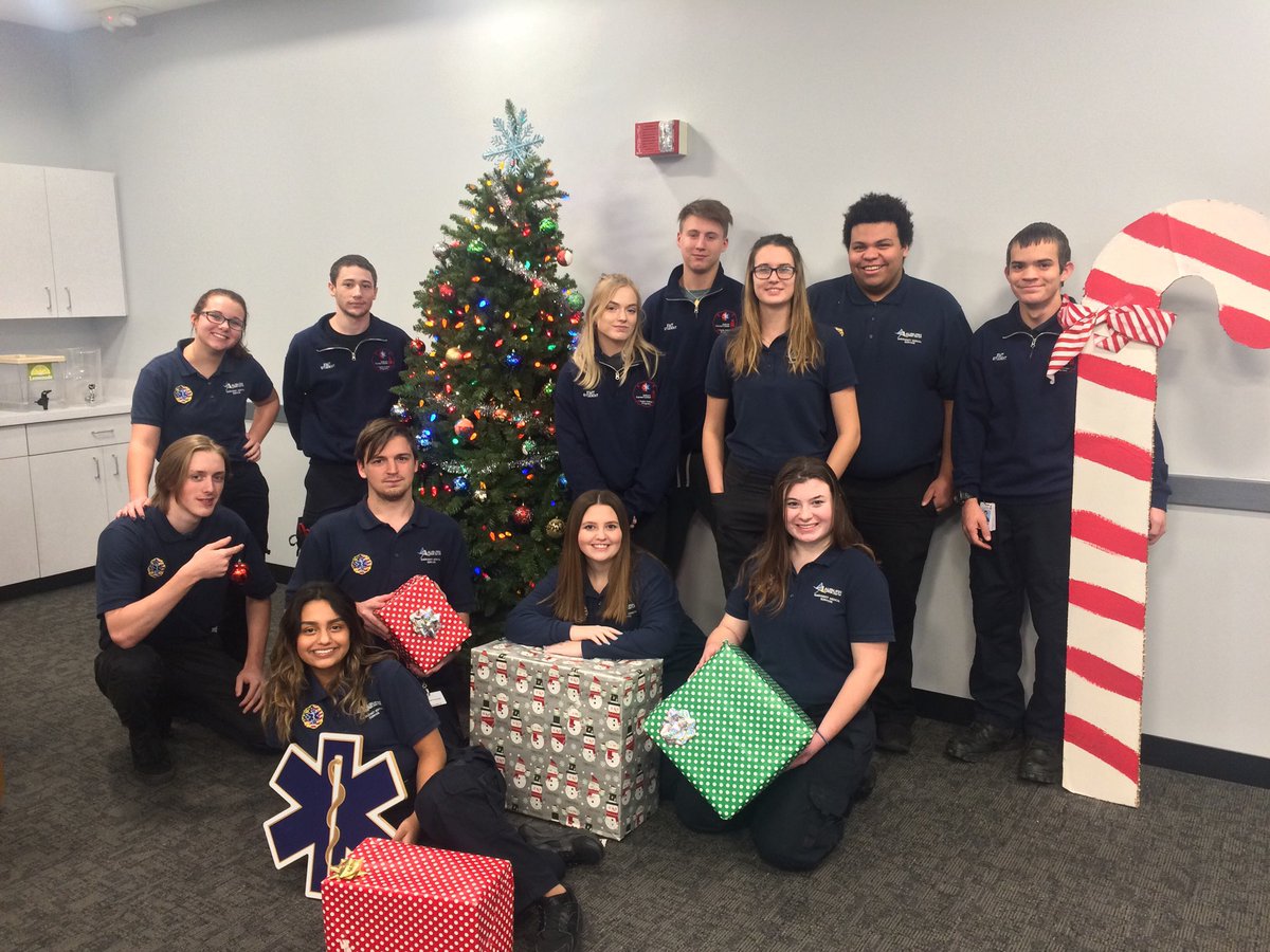 AuburnCareerCen's tweet photo. Our EMS students are getting in the holiday spirit! 🎄 #Auburncc #holidays #holidayseason #ems #futurefirstresponder https://t.co/QsTQbsnn1o