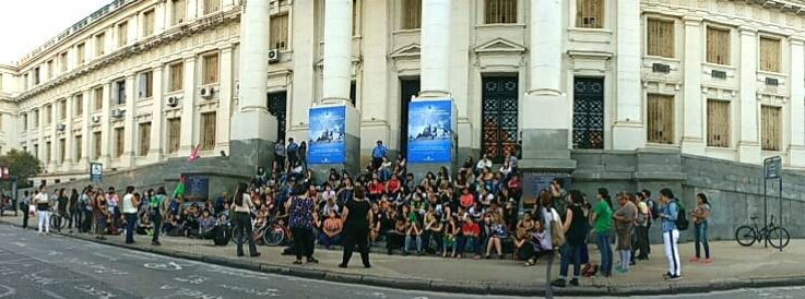 niunamenosCBA's tweet photo. [Estamos en asamblea abierta frente a Tribunales I]

Ante la injusticia machista y la violencia patriarcal, ¡organización feminista! 💜

Por Lucía y por todas.
#NiUnaMenos #VivasYLibresNosQueremos #JusticiaPorLucía #CbaCorazondelPatriarcado https://t.co/UGbLjf2weh